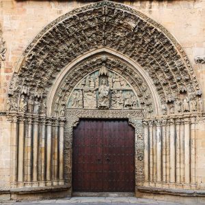 En Olite encontramos una de las construcciones góticas más impresionantes: la Iglesia de Santa María la Real de Olite que empezó a construirse en el siglo XIII.
